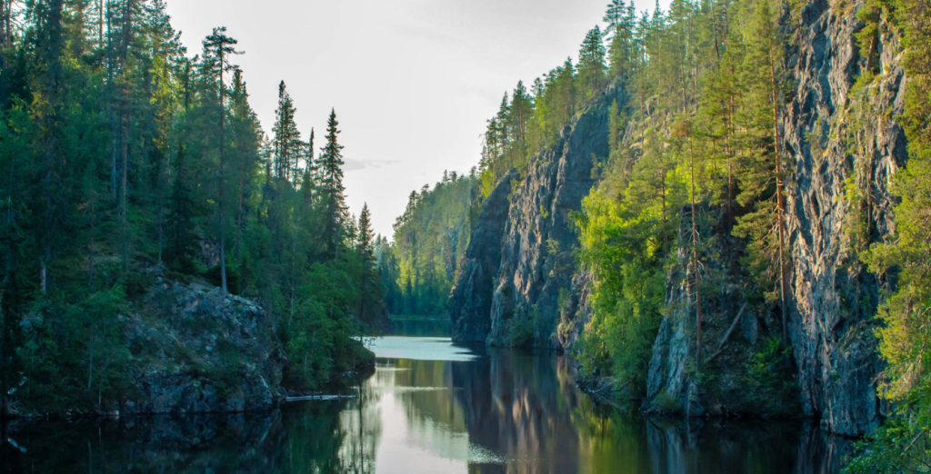 Hossan kansallispuisto – Kirkkaat vedet ja kalliotaidetta