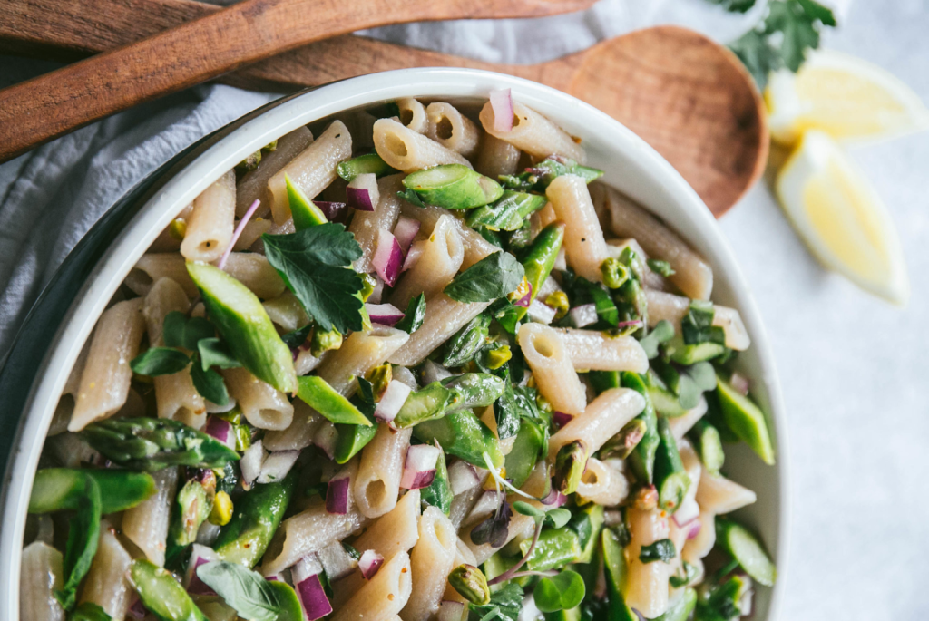 Tarjoilla parsapastan kanssa